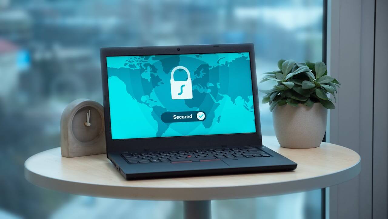 laptop op een ronde tafel